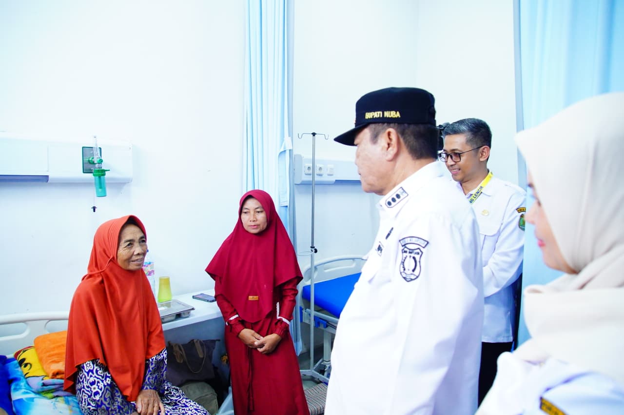 Bupati Muba H.M. Toha Tohet saat meninjau pelayanan medis dan menyapa pasien di RSUD Bayung Lencir. Bupati Muba H.M. Toha Tohet saat meninjau pelayanan medis dan menyapa pasien di RSUD Bayung Lencir.