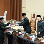 Sekda Sumsel H. Edward Candra menyerahkan berkas dalam Rapat Paripurna DPRD Provinsi Sumsel terkait Raperda PT Sumsel Energi Gemilang. DPRD dan Pemprov Sumsel sepakat melakukan transformasi pada PT Sumsel Energi Gemilang.