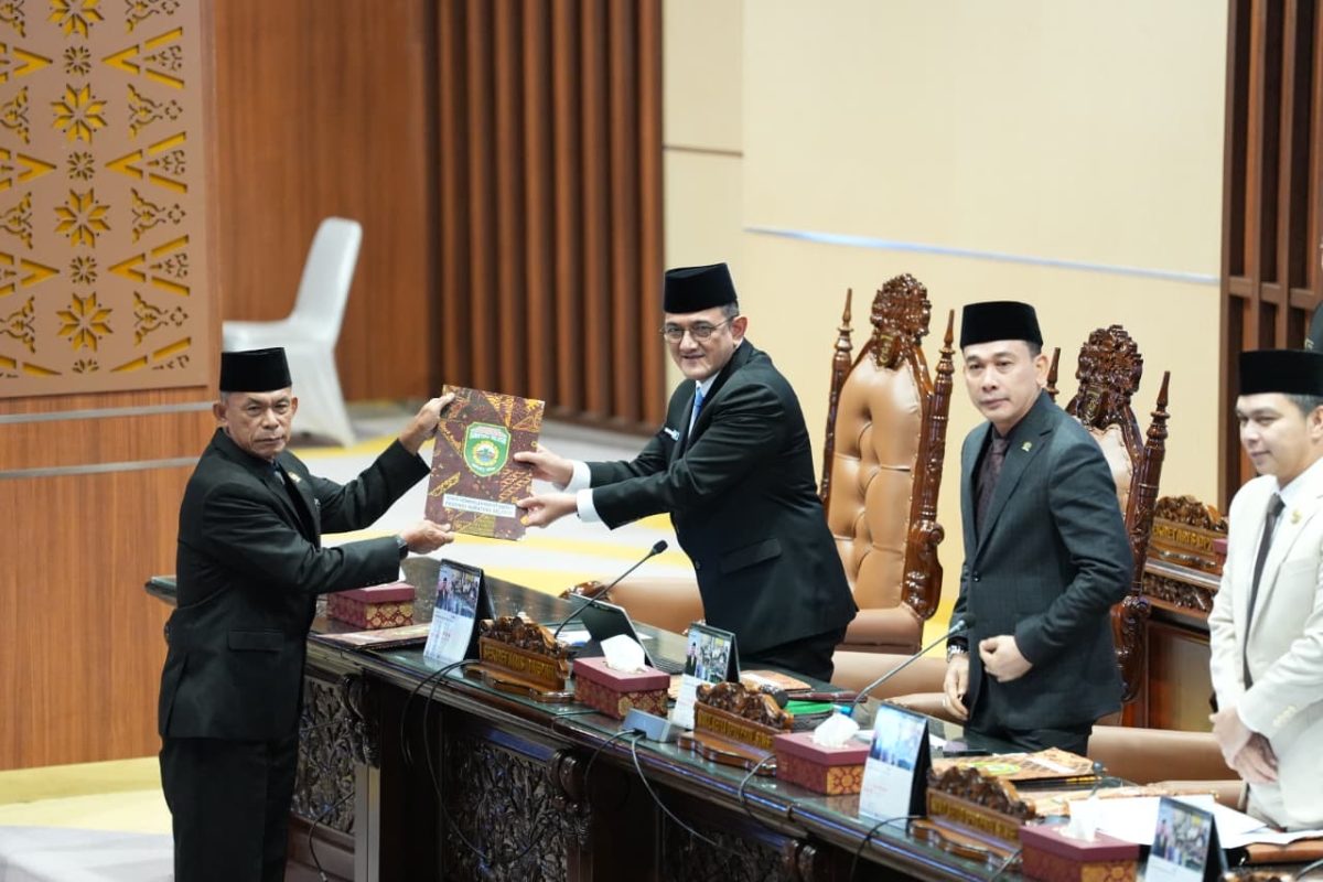 Sekda Sumsel H. Edward Candra menyerahkan berkas dalam Rapat Paripurna DPRD Provinsi Sumsel terkait Raperda PT Sumsel Energi Gemilang. DPRD dan Pemprov Sumsel sepakat melakukan transformasi pada PT Sumsel Energi Gemilang.