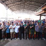 Gubernur Herman Deru bersama warga Desa Lubuk Rukam saat meninjau Jembatan Air Serami yang baru rampung. Gubernur Herman Deru bersama warga Desa Lubuk Rukam saat meninjau Jembatan Air Serami yang baru rampung.