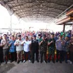 Gubernur Herman Deru bersama warga Desa Lubuk Rukam saat meninjau Jembatan Air Serami yang baru rampung.