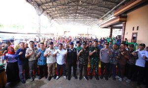 Gubernur Herman Deru bersama warga Desa Lubuk Rukam saat meninjau Jembatan Air Serami yang baru rampung.