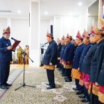 Bupati Muba saat memimpin prosesi pengukuhan tokoh adat di Griya Bumi Serasan Sekate Bupati Muba H.M. Toha Tohet resmi mengukuhkan Pemangku Adat Marga Muba periode 2026-2031