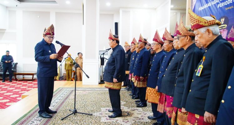 Bupati Muba saat memimpin prosesi pengukuhan tokoh adat di Griya Bumi Serasan Sekate Bupati Muba H.M. Toha Tohet resmi mengukuhkan Pemangku Adat Marga Muba periode 2026-2031