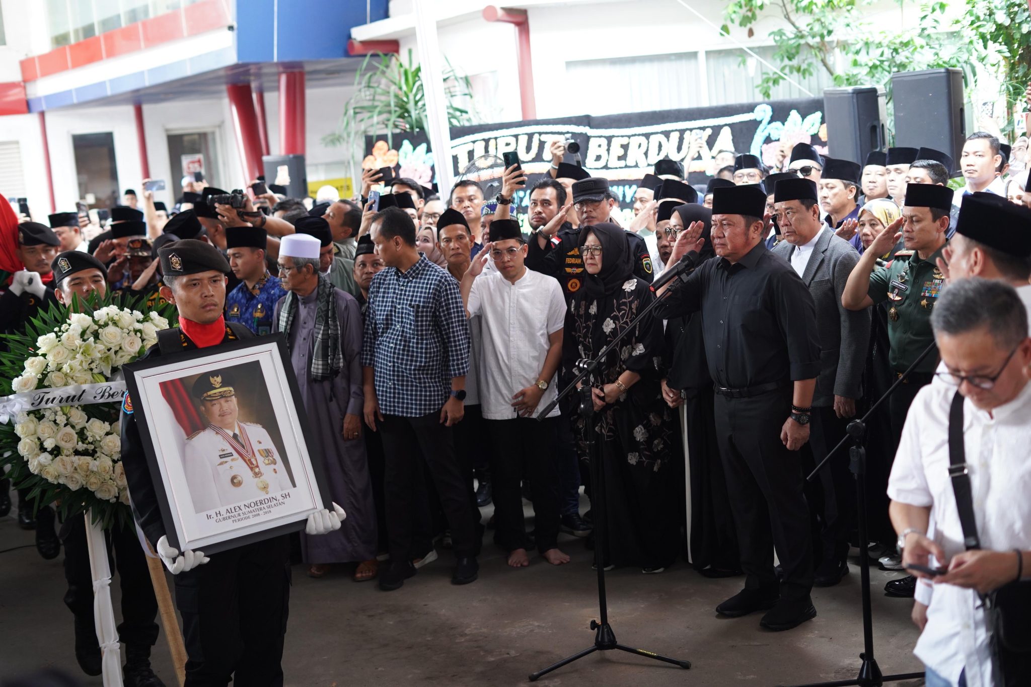 Upacara pelepasan jenazah H. Alex Noerdin yang dipimpin oleh Gubernur Herman Deru di Palembang. Upacara pelepasan jenazah H. Alex Noerdin yang dipimpin oleh Gubernur Herman Deru di Palembang.