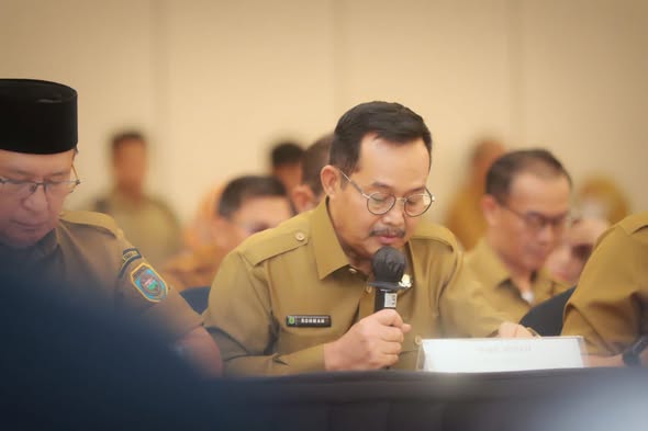 Wakil Bupati Muba Kyai Abdur Rohman Husen saat memaparkan langkah konkret pengendalian inflasi dalam Rakor TPID Sumsel. Wakil Bupati Muba Kyai Abdur Rohman Husen saat memaparkan langkah konkret pengendalian inflasi dalam Rakor TPID Sumsel.