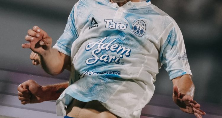 vidal pemain psim berduel dengan Thijmen Goppel pemain bali united Duel sengit memperebutkan bola antara gelandang kreatif PSIM Yogyakarta, Pulga Vidal, dengan penyerang sayap lincah Bali United, Thijmen Goppel.