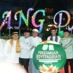 Gubernur Sumsel Herman Deru dan pejabat daerah meresmikan revitalisasi Tugu Cempako Telok di Bundaran Air Mancur Palembang.