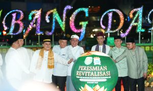 Gubernur Sumsel Herman Deru dan pejabat daerah meresmikan revitalisasi Tugu Cempako Telok di Bundaran Air Mancur Palembang.