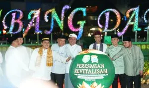 Gubernur Sumsel Herman Deru dan pejabat daerah meresmikan revitalisasi Tugu Cempako Telok di Bundaran Air Mancur Palembang.