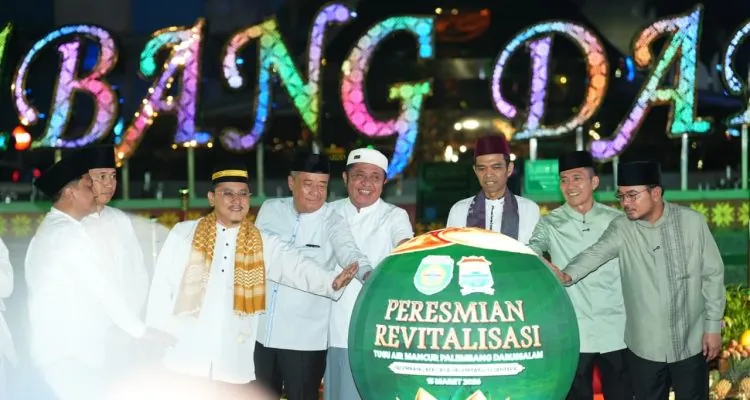 Gubernur Sumsel Herman Deru dan pejabat daerah meresmikan revitalisasi Tugu Cempako Telok di Bundaran Air Mancur Palembang. Gubernur Sumsel Herman Deru dan pejabat daerah meresmikan revitalisasi Tugu Cempako Telok di Bundaran Air Mancur Palembang.
