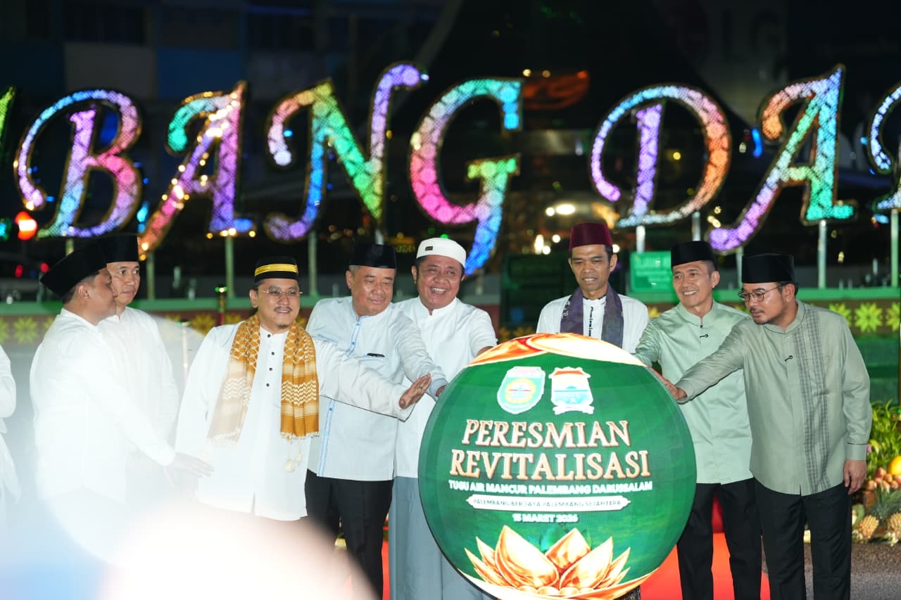 Gubernur Sumsel Herman Deru dan pejabat daerah meresmikan revitalisasi Tugu Cempako Telok di Bundaran Air Mancur Palembang. Gubernur Sumsel Herman Deru dan pejabat daerah meresmikan revitalisasi Tugu Cempako Telok di Bundaran Air Mancur Palembang.