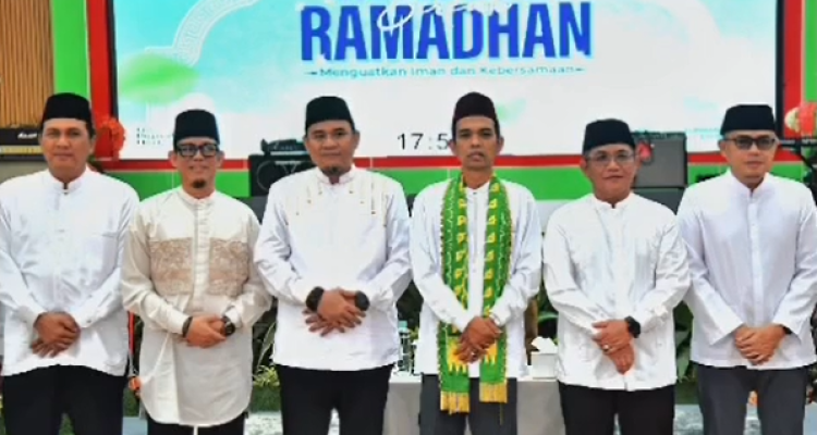 Ketua DPRD Sumsel bersama tokoh masyarakat dalam acara Tabligh Akbar Ustadz Abdul Somad di Masjid Agung Al Muhtadin OKU Selatan. Ketua DPRD Sumsel bersama tokoh masyarakat dalam acara Tabligh Akbar Ustadz Abdul Somad di Masjid Agung Al Muhtadin OKU Selatan.