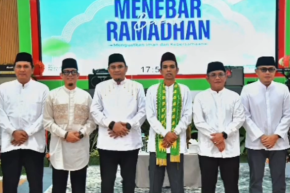 Ketua DPRD Sumsel bersama tokoh masyarakat dalam acara Tabligh Akbar Ustadz Abdul Somad di Masjid Agung Al Muhtadin OKU Selatan. Ketua DPRD Sumsel bersama tokoh masyarakat dalam acara Tabligh Akbar Ustadz Abdul Somad di Masjid Agung Al Muhtadin OKU Selatan.