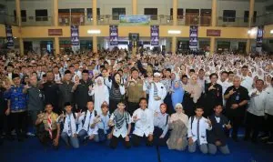 Gubernur Sumsel Herman Deru bersama para pelajar SMA/SMK dalam acara Harmonisasi Ramadhan 2026 di Palembang.