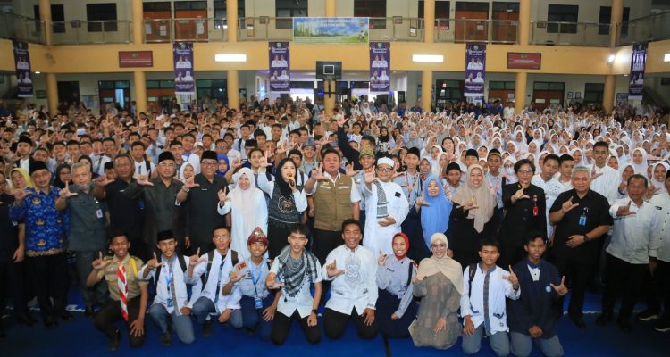 Gubernur Sumsel Herman Deru bersama para pelajar SMA/SMK dalam acara Harmonisasi Ramadhan 2026 di Palembang. Gubernur Sumsel Herman Deru bersama para pelajar SMA/SMK dalam acara Harmonisasi Ramadhan 2026 di Palembang.