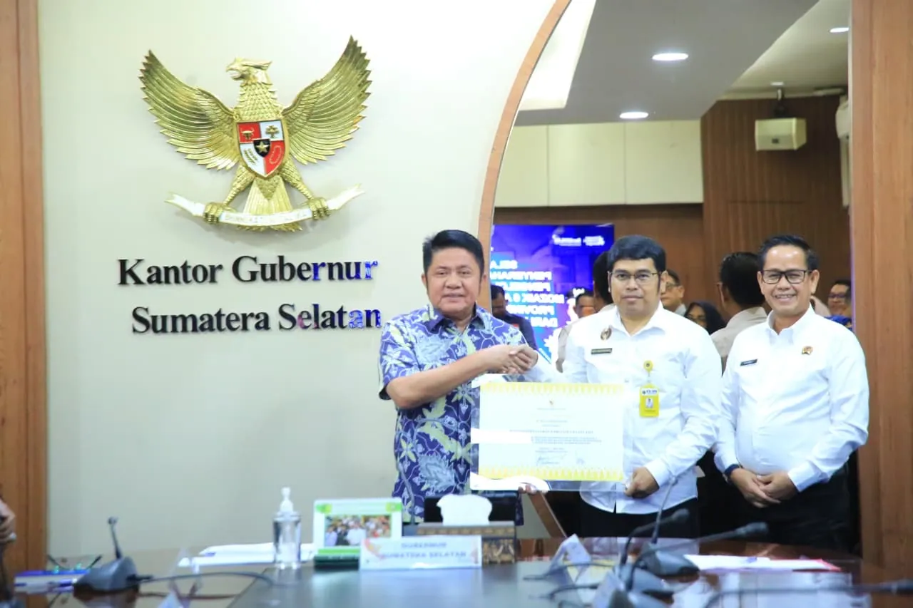 Gubernur Sumsel Herman Deru menerima sertifikat HPL Mozaik 5 dan 6 dari perwakilan ATR BPN untuk pengembangan Pelabuhan Tanjung Carat.