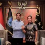 Kepala BNN RI Suyudi Ario Seto bersalaman dengan perwakilan DPRD Sumsel dalam agenda audiensi penguatan program anti narkotika.
