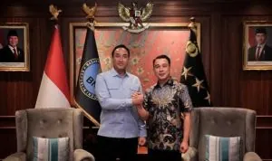 Kepala BNN RI Suyudi Ario Seto bersalaman dengan perwakilan DPRD Sumsel dalam agenda audiensi penguatan program anti narkotika.