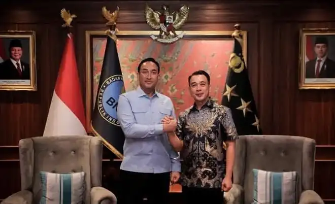 Kepala BNN RI Suyudi Ario Seto bersalaman dengan perwakilan DPRD Sumsel dalam agenda audiensi penguatan program anti narkotika.