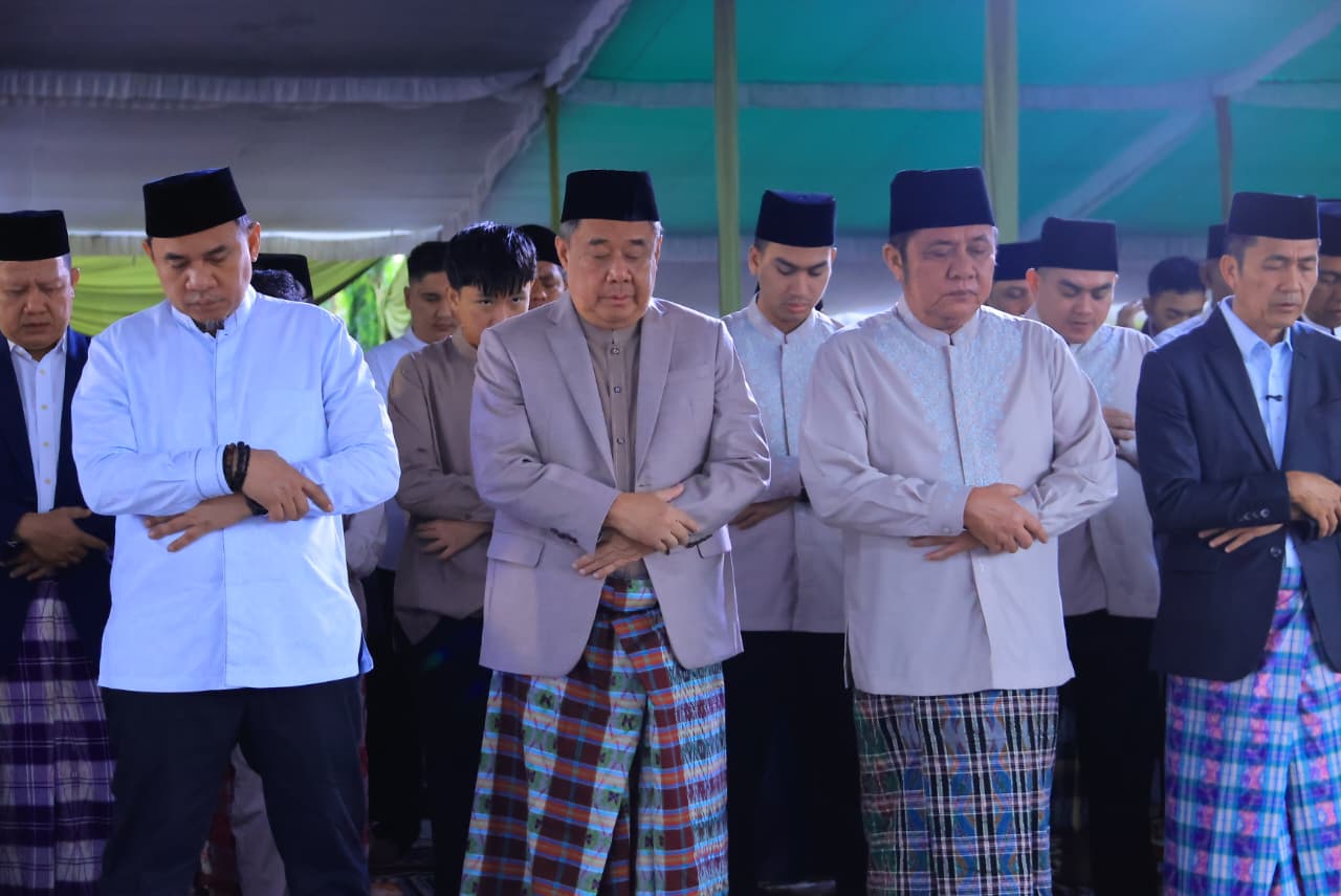 Gubernur Sumsel Herman Deru dan jajaran Forkopimda saat melaksanakan Shalat Idul Fitri 2026 di Palembang. Gubernur Sumsel Herman Deru dan jajaran Forkopimda saat melaksanakan Shalat Idul Fitri 2026 di Palembang.