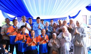 Suasana keakraban Wakil Gubernur Sumsel Cik Ujang saat dalam acara open house Idul Fitri di kediamannya, Kabupaten Lahat.