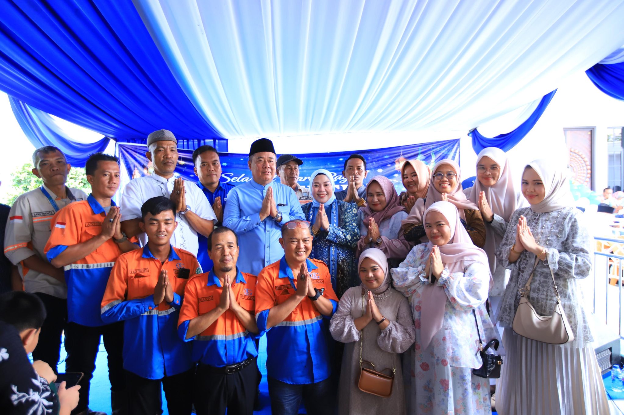 Suasana keakraban Wakil Gubernur Sumsel Cik Ujang saat dalam acara open house Idul Fitri di kediamannya, Kabupaten Lahat. Suasana keakraban Wakil Gubernur Sumsel Cik Ujang saat dalam acara open house Idul Fitri di kediamannya, Kabupaten Lahat.