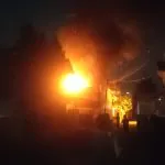 Kobaran api besar dan asap hitam pekat membumbung tinggi dari lokasi kebakaran yang menghanguskan kendaraan di area Klinik Mitra Ananda. Kobaran api besar dan asap hitam pekat membumbung tinggi dari lokasi kebakaran yang menghanguskan kendaraan di area Klinik Mitra Ananda.