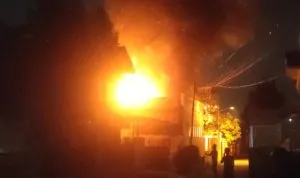 Kobaran api besar dan asap hitam pekat membumbung tinggi dari lokasi kebakaran yang menghanguskan kendaraan di area Klinik Mitra Ananda.