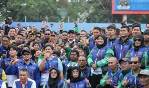 Kapolri Jenderal Listyo Sigit Prabowo bersama Gubernur Sumsel Herman Deru di tengah ribuan ojol dan buruh saat Apel Kamtibmas di Stadion Bumi Sriwijaya.