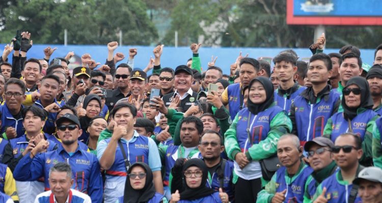 Kapolri Jenderal Listyo Sigit Prabowo bersama Gubernur Sumsel Herman Deru di tengah ribuan ojol dan buruh saat Apel Kamtibmas di Stadion Bumi Sriwijaya.