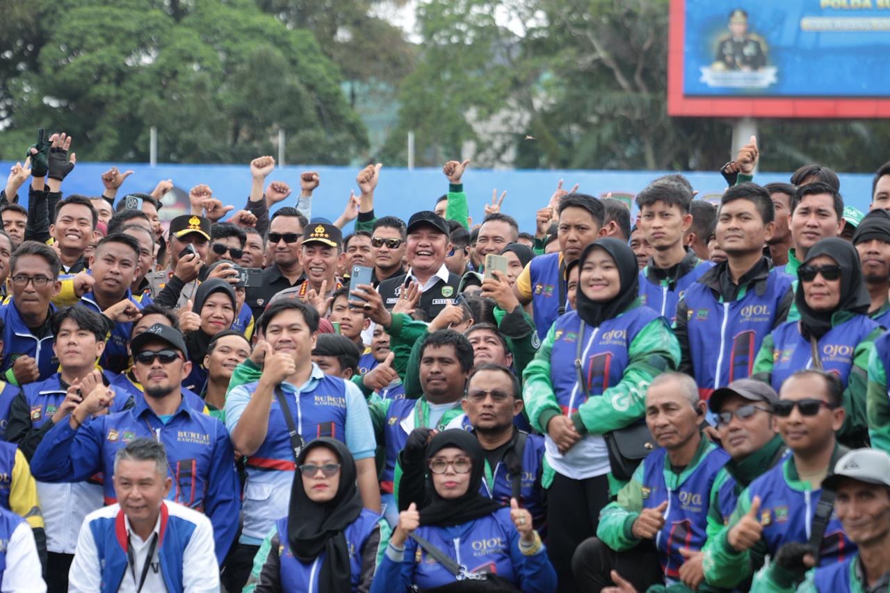 Kapolri Jenderal Listyo Sigit Prabowo bersama Gubernur Sumsel Herman Deru di tengah ribuan ojol dan buruh saat Apel Kamtibmas di Stadion Bumi Sriwijaya.