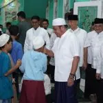 Gubernur Sumsel Herman Deru saat menyapa warga dan anak-anak dalam Safari Ramadhan di Masjid Nurul Ikhlas Boom Baru