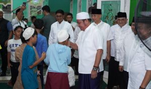 Gubernur Sumsel Herman Deru saat menyapa warga dan anak-anak dalam Safari Ramadhan di Masjid Nurul Ikhlas Boom Baru