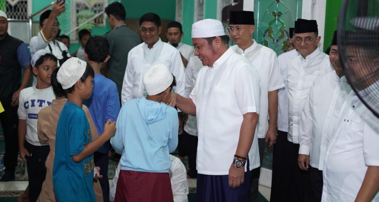 Gubernur Sumsel Herman Deru saat menyapa warga dan anak-anak dalam Safari Ramadhan di Masjid Nurul Ikhlas Boom Baru Gubernur Sumsel Herman Deru saat menyapa warga dan anak-anak dalam Safari Ramadhan di Masjid Nurul Ikhlas Boom Baru