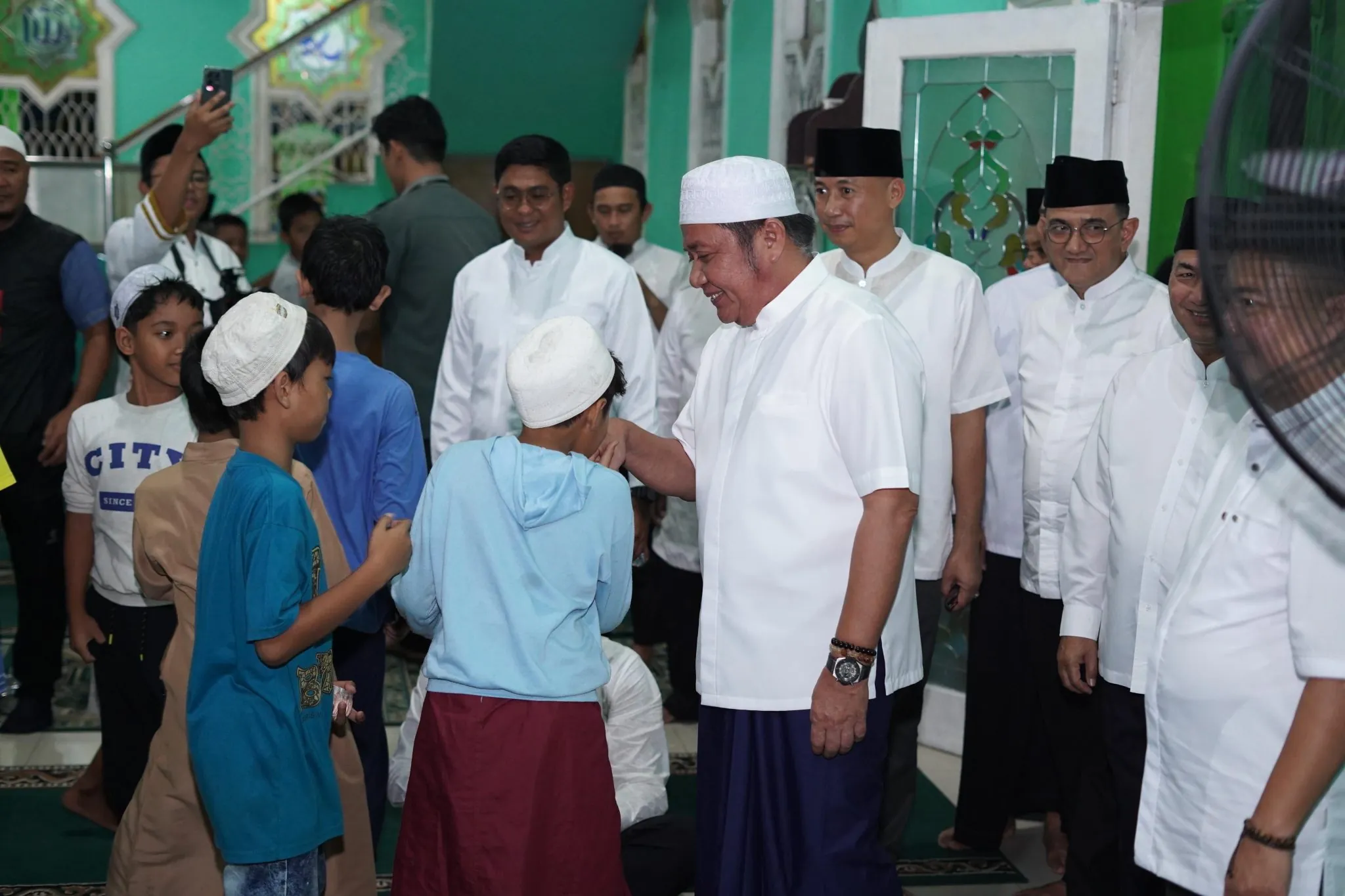 Gubernur Sumsel Herman Deru saat menyapa warga dan anak-anak dalam Safari Ramadhan di Masjid Nurul Ikhlas Boom Baru