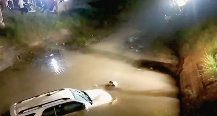 Mobil Fortuner warna putih BG 1558 KA terendam di dalam air saluran irigasi Desa Tanjung Bulan OKU Timur pada malam hari Mobil Fortuner warna putih BG 1558 KA terendam di dalam air saluran irigasi Desa Tanjung Bulan OKU Timur pada malam hari.