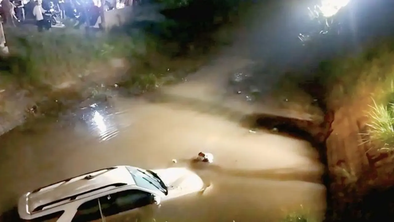 Mobil Fortuner warna putih BG 1558 KA terendam di dalam air saluran irigasi Desa Tanjung Bulan OKU Timur pada malam hari Mobil Fortuner warna putih BG 1558 KA terendam di dalam air saluran irigasi Desa Tanjung Bulan OKU Timur pada malam hari.