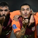 Selebrasi penyerang Borneo FC Samarinda, Juan Felipe Villa Ruiz, usai mencetak gol ke gawang Arema FC.