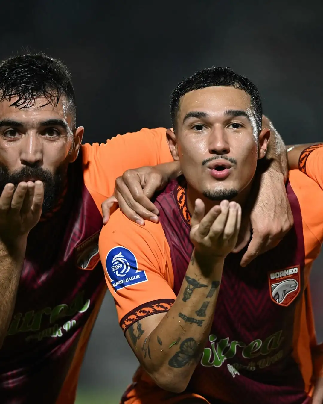 Selebrasi penyerang Borneo FC Samarinda, Juan Felipe Villa Ruiz, usai mencetak gol ke gawang Arema FC. Selebrasi penyerang Borneo FC Samarinda, Juan Felipe Villa Ruiz, usai mencetak gol ke gawang Arema FC.