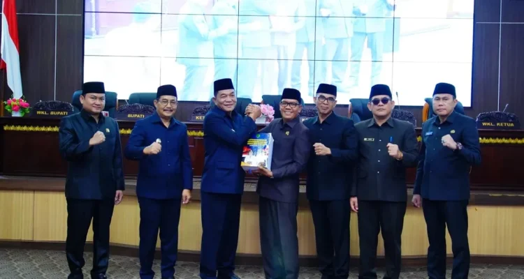 Bupati Muba Toha Tohet setelah menyampaikan LKPJ 2025 dalam Rapat Paripurna DPRD Muba Bupati Muba Toha Tohet setelah menyampaikan LKPJ 2025 dalam Rapat Paripurna DPRD Muba
