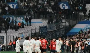 Momen panas Calvin Verdonk vs Mason Greenwood dalam laga Lille melawan Marseille di Ligue 1.