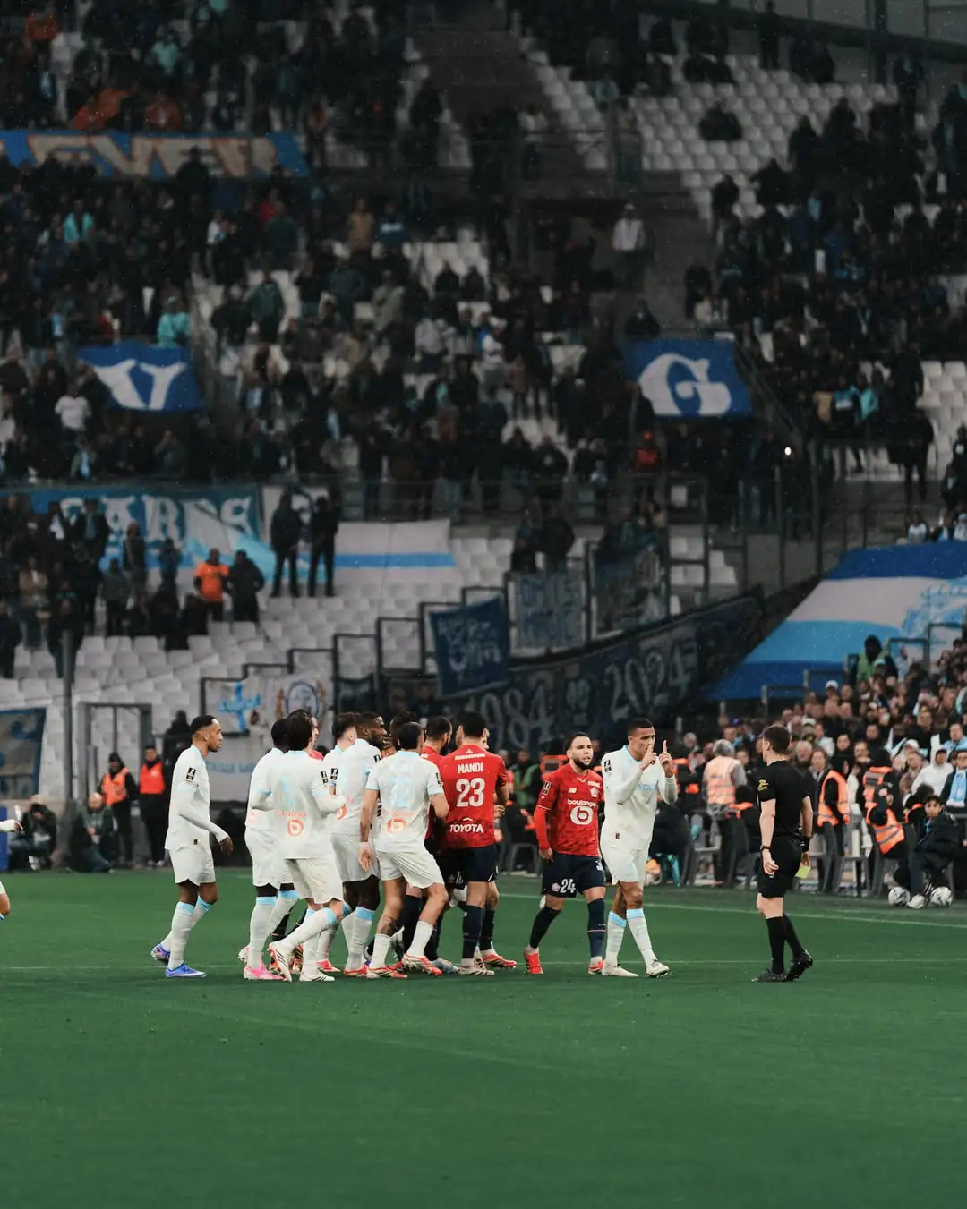 Momen panas Calvin Verdonk vs Mason Greenwood dalam laga Lille melawan Marseille di Ligue 1. Momen panas Calvin Verdonk vs Mason Greenwood dalam laga Lille melawan Marseille di Ligue 1.