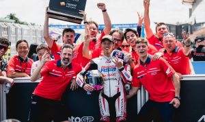 Selebrasi Veda Ega Pratama bersama Honda Team Asia merayakan podium ketiga bersejarah di Moto3 Brasil 2026. Selebrasi Veda Ega Pratama bersama Honda Team Asia merayakan podium ketiga bersejarah di Moto3 Brasil 2026.
