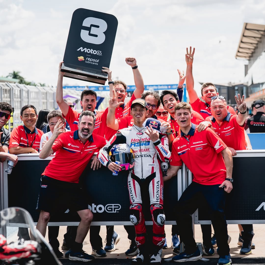 Selebrasi Veda Ega Pratama bersama Honda Team Asia merayakan podium ketiga bersejarah di Moto3 Brasil 2026.