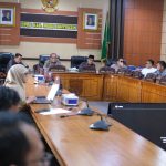Jajaran pimpinan DPRD Muba dan Asisten I Setda Muba saat membahas penguatan kelembagaan BPBD di Ruang Rapat Badan Musyawarah DPRD Muba. Jajaran pimpinan DPRD Muba dan Asisten I Setda Muba saat membahas penguatan kelembagaan BPBD di Ruang Rapat Badan Musyawarah DPRD Muba.