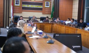 Jajaran pimpinan DPRD Muba dan Asisten I Setda Muba saat membahas penguatan kelembagaan BPBD di Ruang Rapat Badan Musyawarah DPRD Muba.