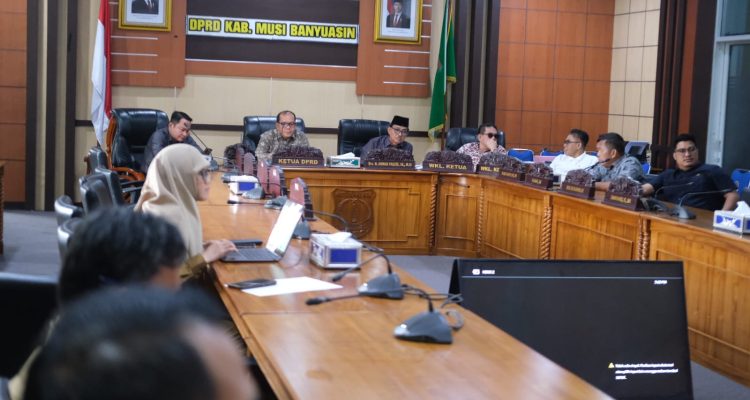Jajaran pimpinan DPRD Muba dan Asisten I Setda Muba saat membahas penguatan kelembagaan BPBD di Ruang Rapat Badan Musyawarah DPRD Muba. Jajaran pimpinan DPRD Muba dan Asisten I Setda Muba saat membahas penguatan kelembagaan BPBD di Ruang Rapat Badan Musyawarah DPRD Muba.