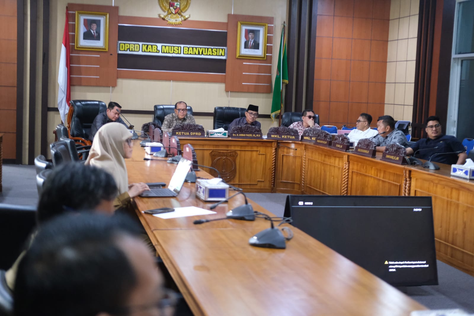 Jajaran pimpinan DPRD Muba dan Asisten I Setda Muba saat membahas penguatan kelembagaan BPBD di Ruang Rapat Badan Musyawarah DPRD Muba. Jajaran pimpinan DPRD Muba dan Asisten I Setda Muba saat membahas penguatan kelembagaan BPBD di Ruang Rapat Badan Musyawarah DPRD Muba.