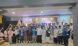 Ketua DPRD Sumsel Andie Dinialdie berfoto bersama mahasiswa BEM dan organisasi Cipayung Plus dalam acara silaturahmi dan buka puasa bersama